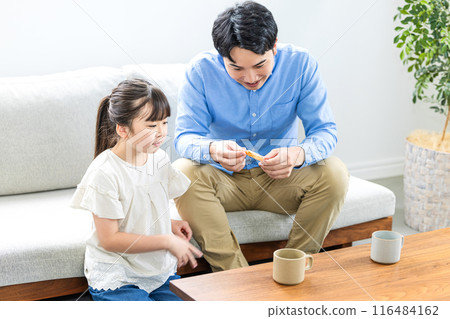 Snack time with father and son 116484162