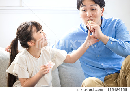 與父親和兒子一起吃零食的時間 與父親和兒子一起吃零食的時間 116484166
