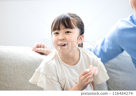 9歲女孩吃甜食 116484274