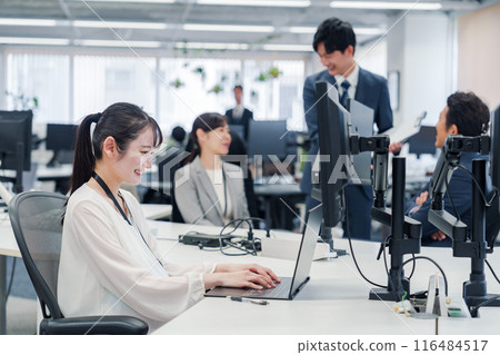 在辦公室辦公桌前工作的孕婦 在辦公室辦公桌前工作的孕婦 116484517