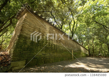 The remains of Nobunaga's wall in the grounds of Atsuta Shrine, Nagoya City 116485080