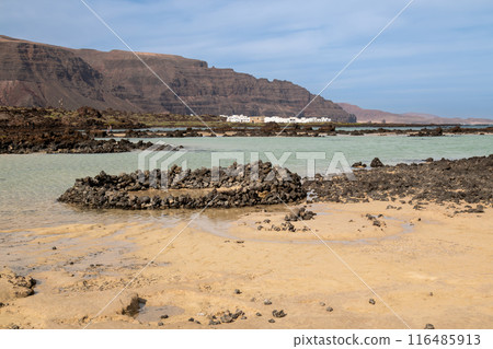 Shallow Atlantic ocean water in Caleton Blanco, Lanzarote 116485913
