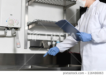 穿著衛生服的亞洲男子檢查水槽 116486063