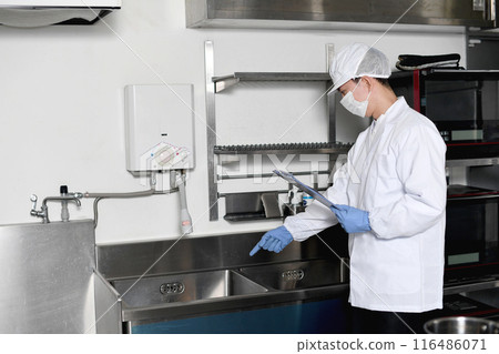 穿著衛生服的亞洲男子檢查水槽 116486071