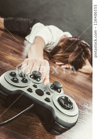 Young man with pad 116486555