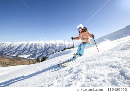 CG素材:在粉雪雪山上享受滑雪樂趣的女子 CG素材:在粉雪雪山上享受滑雪樂趣的女子 116486950