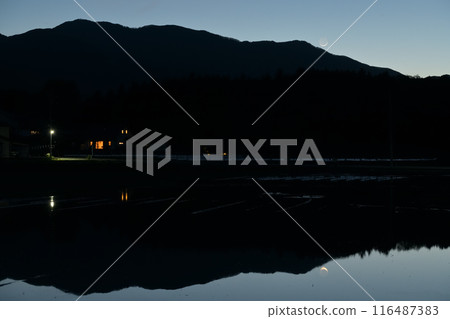 北斗市白州町看到的五月的夜空，藍色時刻映照在初月的稻田 116487383