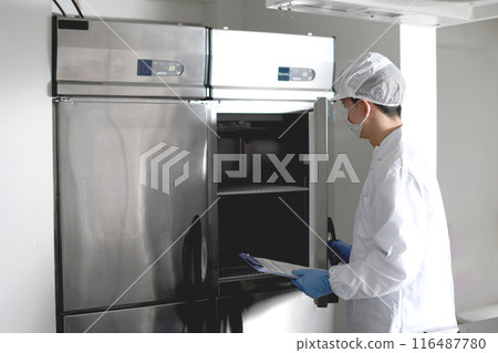 一名穿著衛生衣的男子打開商用冰箱 116487780