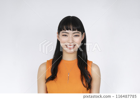 一個年輕女子微笑著看著鏡頭 116487785