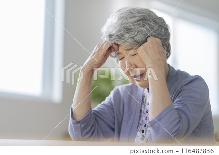 80多歲的女子抱頭 116487836