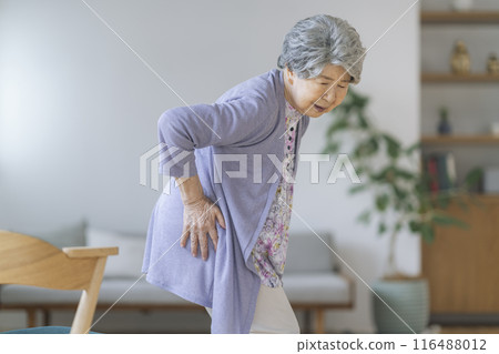 80多歲的女子扶著腰 116488012