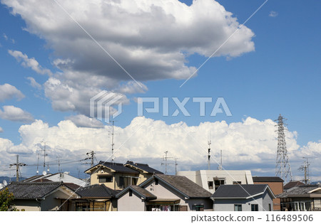 夏日的雲彩籠罩著住宅區 116489506