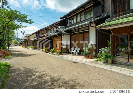 Maibara City, Shiga Prefecture: A townscape with a clear stream called Jizogawa in Samegai-juku on the old Nakasendo road 116489618