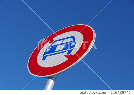 道路標誌:禁止兩輪車輛以外的車輛通行 道路標誌:禁止兩輪車輛以外的車輛通行 116489745