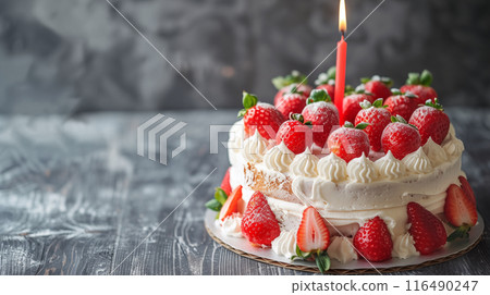 逼真的插圖描繪了用新鮮奶油和草莓製成的大型豪華生日蛋糕。 116490247