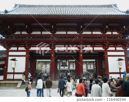 世界遺產東大寺/國家指定重要文化財產中央門和遊客【國家指定古蹟】奈良縣 116490590