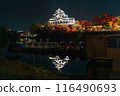 岡山城天守閣，秋葉倒映在水面上 116490693