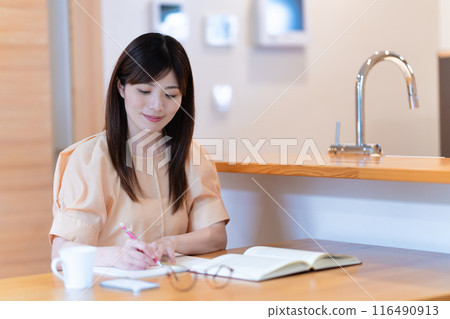 餐桌旁學習的中年婦女 116490913