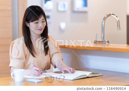 餐桌旁學習的中年婦女 116490914