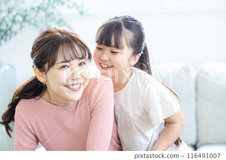 父母和女兒一起玩耍 116491007