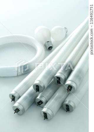 已變黑的廢棄螢光燈合影 116491751