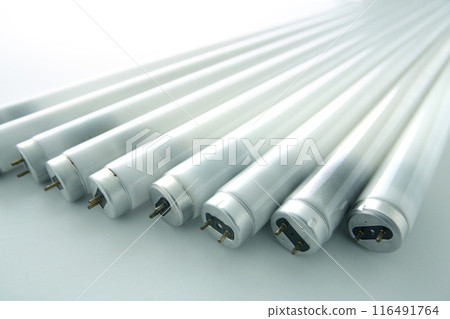 已變黑的廢棄螢光燈合影 116491764