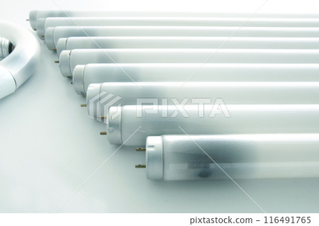 已變黑的廢棄螢光燈合影 116491765