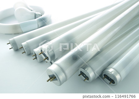 已變黑的廢棄螢光燈合影 116491766