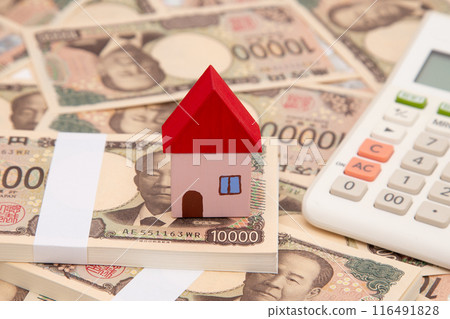A house and a large amount of 10,000 yen notes (new banknotes) A house and a large amount of 10,000 yen notes (new banknotes) 116491828