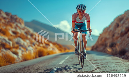 騎自行車的人在高海拔山路上騎行，穿過令人驚嘆的風景 116492219