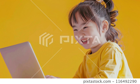 八個孩子對電腦很滿意 八個孩子對電腦很滿意 116492290