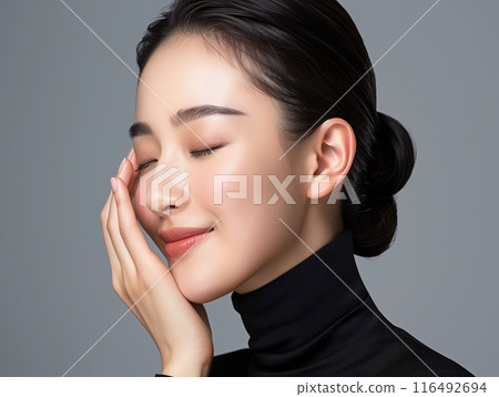 感覺皮膚水分的中年女人 感覺皮膚水分的中年女人 116492694