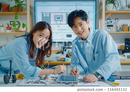 工程師男女拆卸維修計算機_3 116493132