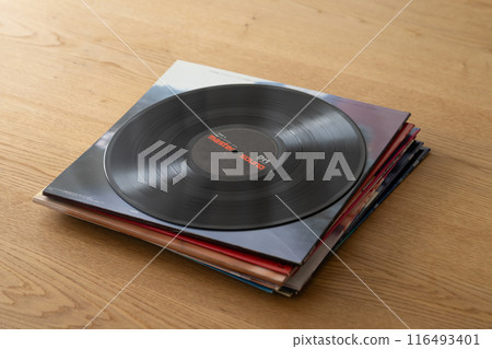 堆疊的唱片封套和黑膠唱片 116493401