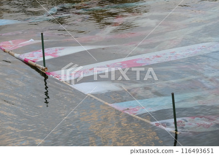 竹柵欄上掛著京都友禪布 116493651