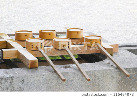 A litter ladle 116494078