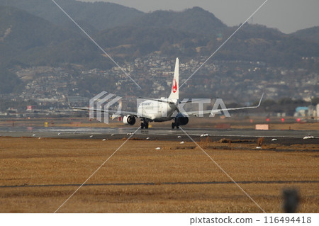 大阪機場、伊丹機場、飛機從千里河堤岸降落 116494418
