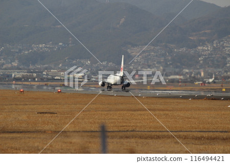 大阪機場、伊丹機場、飛機從千里河堤岸降落 116494421