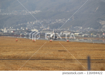 大阪機場、伊丹機場、飛機從千里河堤岸降落 116494422