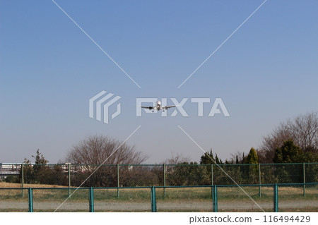 大阪機場、伊丹機場、飛機從千里河堤岸降落 大阪機場、伊丹機場、飛機從千里河堤岸降落 116494429