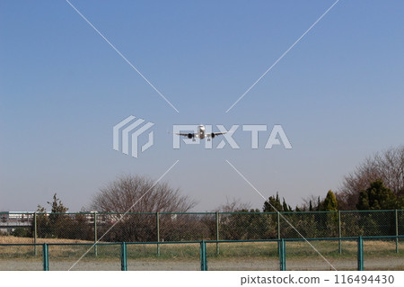 大阪機場、伊丹機場、飛機從千里河堤岸降落 大阪機場、伊丹機場、飛機從千里河堤岸降落 116494430