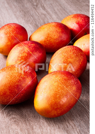 木桌上有很多成熟的蘋果芒果 木桌上有很多成熟的蘋果芒果 116494452