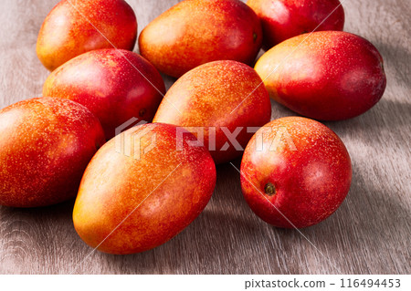 木桌上有很多成熟的蘋果芒果 116494453