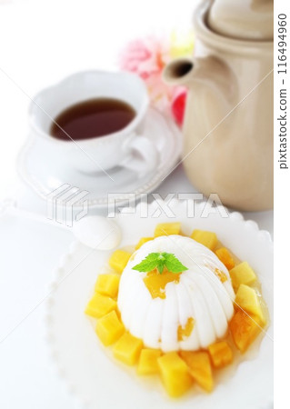 Almond tofu with mango 116494960