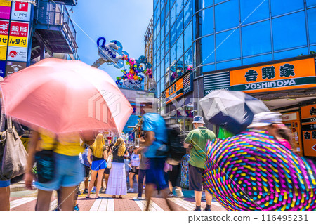 日本東京街景7月-入境...就像在異國他鄉...原宿站前，擠滿了外國遊客，有的還打著雨傘... = 5日 116495231