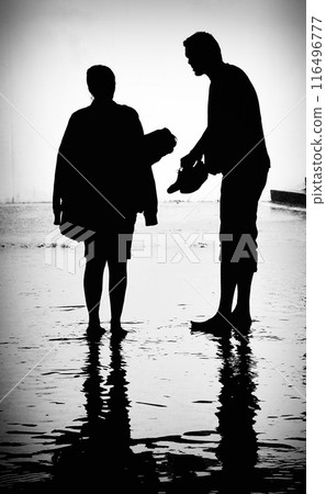 Couple talking on the street 116496777