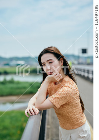 年輕女子靠著下巴看風景 116497198