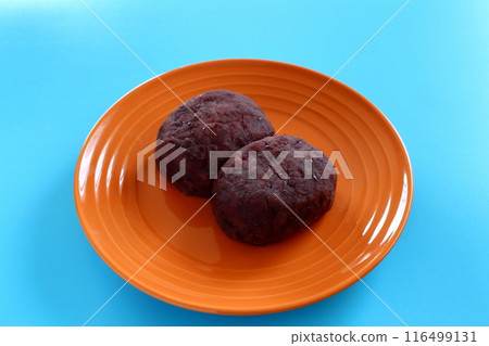 橘色盤子裡的 Ohagi 橘色盤子裡的 Ohagi 116499131