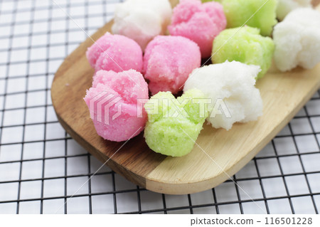Khanom Pui Fai (Thai steamed cupcakes) Khanom Pui Fai (Thai steamed cupcakes) 116501228