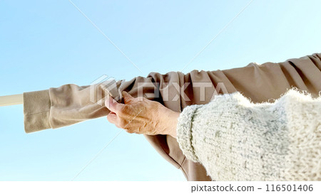 一位老婦人的手掛衣服晾乾 一位老婦人的手掛衣服晾乾 116501406